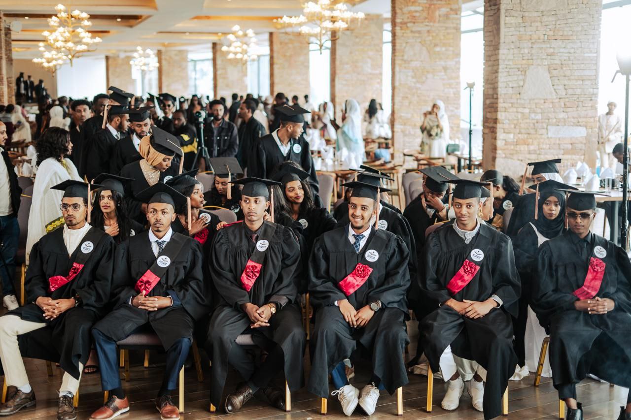 🎓ክቡር ኮሌጅ   በመጀመሪያ  ዲግሪ  እና በቴክኒክና ሙያ ዘርፍ ያስተማራቸውን 72 ተማሪዎች  በደማቅ ሥነ-ሥርዓት አስመረቀ።         Congratulations🎊         እንኳን ደስ አለን /አላችሁ! ኮሌጁ    በኩሪፍቱ ሪዞርት አፍሪካን ቪሌጅ በተሰናዳውና ጥሪ የተደረገላቸዉ እንግዶች : የተመራቂ ቤተሰቦች እንዲሁም የኮሌጁ ማህበረሰብ በታደሙበት ደማቅ ስነ-ስርዓት የበኩር ተማሪዎቹን   ለመጀመሪያ ጊዜ ያስመረቀ ሲሆን  የዕለቱ የክብር እንግዳ  የሆኑት የአፍሪካ ቢዝነስ ስኩል ማህበር ዋና ዳይሬክተር ሚስ ላና ኤልራምሊ  ለተመራቂዎች የእንኳን ደስ አላችሁ መልዕክት አስተላልፈዋል። እንዲሁም በዕለቱ  ከፍተኛ ውጤት ላስመዘገቡ ተመራቂዎች '*መኩሪያ ሁን አዋርድ'* ሜዳሊያና የዋንጫ  ሸልማት ተበርክቷል።